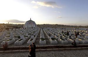 Inwoners van de Syrische stad Kobani verwerken de emotionele schade die veroorzaakt is door de terreur van Islamitische Staat (IS), aldus een medewerker van een protestantse kerk aldaar. Op de foto: de begrafenis van een militair die in november is omgekomen tijdens een offensief van IS. beeld AFP, Delil Souleiman