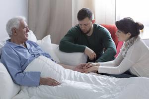 Volgens het kabinet moeten mensen tijdiger met hun naasten en artsen het gesprek aangaan over hun naderende overlijden en de zorg die ze wensen. beeld iStock