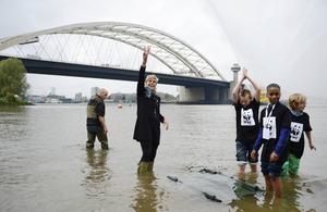 Samen met scholieren zet prinses Laurentien in 2012 jonge steuren uit in de Nieuwe Maas bij de Brienenoordbrug, ter gelegenheid van het 50-jarig jubileum van het Wereld Natuur Fonds. beeld ANP, Jerry Lampen