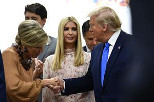 Koningin Máxima schudt Donald Trump de hand. beeld AFP