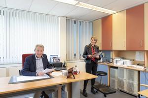 Herman en Ans Koning houden hun medische kennis graag op peil. Jaarlijks volgen ze internationale congressen en cursussen over alternatieve behandelwijzen. beeld Sjaak Verboom