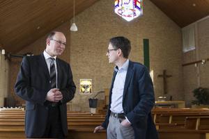 Ds. P. D. J. Buijs (l.) en prof. dr. H. J. Paul met elkaar in gesprek in de Amersfoortse Ichthuskerk. beeld RD, Anton Dommerholt