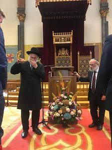 Rabbijn Jacobs blaast dinsdag op de sjofar bij de opening van het Jeruzalem Gebedsontbijt in de Haagse Ridderzaal. Rechts rabbijn Jitschak Vorst. beeld Sara van Oordt