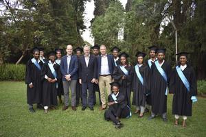 Begin deze maand rondde de eerste lichting trainees het YEP-programma af. De Nederlandse ambassadeur Bengt van Loosdrecht, op de foto tussen initiatiefnemers Quaak en Vos in, reikte de diploma’s uit. beeld Bram Quaak