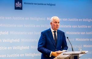 Nationaal Coördinator Terrorismebestrijding Pieter-Jaap Aalbersberg tijdens een persconferentie. beeld ANP
