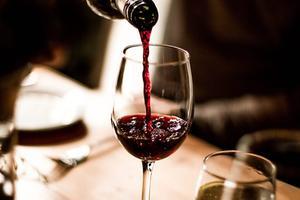 Geen alcohol schenken in de kerk. beeld iStock