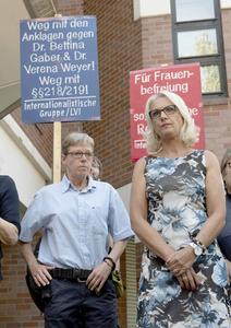 Gynaecologen Gaber (r.) en Weyer. beeld AFP, Paul Zinken