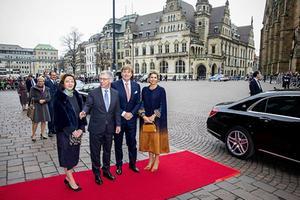 Koning Willem-Alexander en koningin Maxima bezoeken het Rathuis en worden ontvangen door burgemeester Sieling. beeld ANP