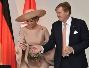 Het koningspaar in Potsdam, woensdag. beeld AFP