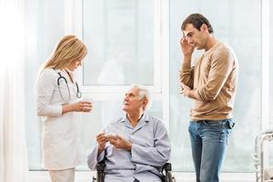 Pas als je luistert om te begrijpen, en niet om te antwoorden, voelt de ander zich gehoord. Dit vraagt luistervaardigheidstraining. beeld iStock