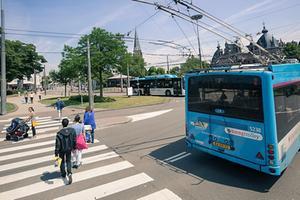 Passagiers moeten op trajecten met meerdere vervoerders voorlopig meerdere keren blijven in- en uitchecken met hun ov-chipkaart. Het is te duur om ervoor te zorgen dat een passagier met één in- en uitcheck kan volstaan, vindt staatssecretaris Stientje van Veldhoven (Infrastructuur). beeld Sjaak Verboom