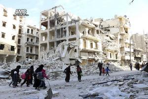 Nuri en Afra Ibrahim, de hoofdpersonen in ”De bijenhouder van Aleppo”, verlaten de gebombardeerde stad pas als uitstel niet langer mogelijk is. Aleppo is een stad in het noordwesten van Syrië, vlakbij de Turkse grens. Het is een van de oudste steden ter wereld. beeld EPA, Aleppo Media Center
