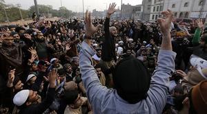 Pakistanen protesteren tegen de vrijspraak van Asia Bibi in Lahore, Pakistan. beeld EPA