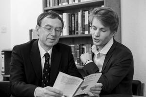 Andrew Pettegree (l.) en Arthur der Weduwen, respectievelijk als professor moderne geschiedenis en historicus verbonden aan de universiteit van St. Andrews (Schotland), schreven samen een studie over de wereld van het boek in de Nederlandse Gouden Eeuw. beeld Atlas Contact/Alan Richardson