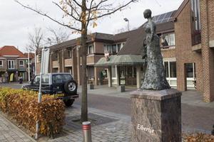 Het beeld van Eibertje op het Marktplein. Ze liep wekelijks naar Nunspeet om spullen te verkopen. Zomers wordt op zes dinsdagen de Eibertjesmarkt georganiseerd. beeld RD, Anton Dommerholt