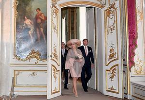 Het koningspaar krijgt in Potsdam een rondleiding door Schloss Sanssouci. beeld AFP