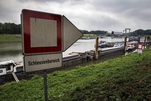 Duitsland gaat onder meer de vaarwegen verbeteren. Foto: binnenvaartschepen liggen te wachten voor een sluis. beeld ANP, Vincent Jannink