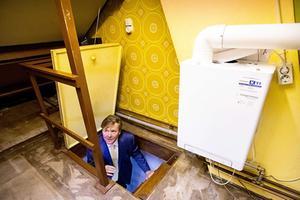 De koning neemt een kijkje op de zolder van een woning in Purmerend. beeld ANP