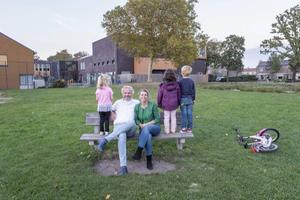 Janneke Plantinga en haar man Albert Riemersma zijn pioniers van de protestantse pioniersplek Yours in Drachten. Ze hebben zich verbonden met een gezin in een achterstandswijk. Twee van de drie kinderen op de foto maken deel uit van dit gezin. beeld Sjaak Verboom