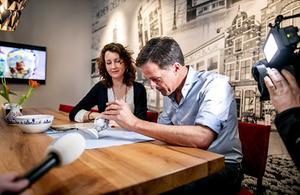 Rutte beschildert Delfts blauw vaasje, beeld ANP, Remko de Waal.