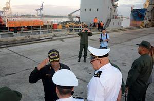 Het marineschip Los Frailes arriveert in Havana met hulpgoederen. beeld AFP