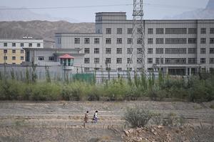 Een vermoedelijk heropvoedingskamp in Artux, in de Chinese regio Xinjiang. beeld AFP