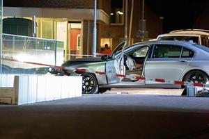 In de gecrashte auto vond de politie een stapel geld. Die zou afkomstig kunnen zijn van een overval op een Chinees restaurant in Hoogeveen, eerder op donderdagavond. beeld ANP