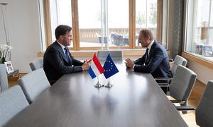 Rutte en Tusk in Brussel. beeld AFP