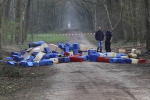 Vaten met drugsafval in het Brabantse Best. beeld ANP, GinoPress