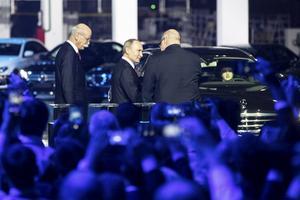 Mercedes-Benz topman Zetsche (l), de Russische president Poetin (m.) en de Duitse minister van Economie en Energie Altmaier (r.) vertrekken na de openingsceremonie van de Mercedes-Benz assemblagefabriek in Yesipovo Industrial Park 40 kilometer ten noordwesten van Moskou.  beeld EPA, Pavel Golovkin