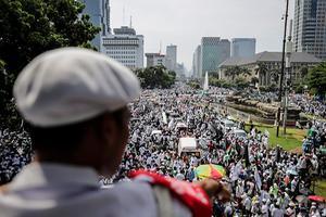 Duizenden moslims demonstreerden in december tegen de christelijke oud-gouverneur van Jakarta. beeld EPA