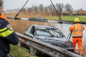 In Obdam wordt de auto uit het water gehaald. beeld ANP
