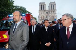 Macron bij de Notre-Dame, dinsdag. beeld AFP, Philippe Wojazer