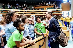 Minister Wiebes in gesprek met scholieren. beeld ANP, Robin van Lonkhuijsen