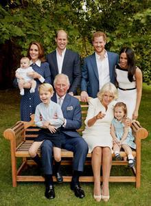 Een deze zomer gemaakte familiefoto van Charles met zijn gezin. beeld AFP / Clarence House