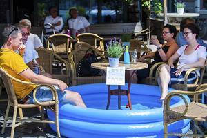 In Nijmegen zoeken mensen verkoeling op een terras. beeld ANP