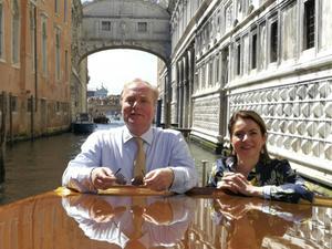 Prinses Carlos en prinses Annemarie onderweg –over het water– tijdens hun driedaagse bezoek aan Venetië. beeld Hans Jacobs