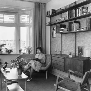 In de jaren vijftig besteedden mensen meer tijd aan het lezen van boeken dan tegenwoordig. beeld uit ”Het goede leven” (foto Janneke Pillen-Dorst)