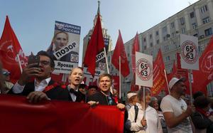 Anders dan in bijvoorbeeld Nederland, valt van het gemiddelde staatspensioen in Rusland (omgerekend zo’n 200 euro per maand) niet te leven. Foto: Protest in Moskou tegen de eerder dit jaar aangekondigde verhoging van de pensioenleeftijd. beeld EPA, Sergei Ilnitsky