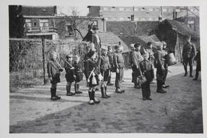 Fluitersstraat Veenendaal, kinderspel tijden de mobilisatie van 1939/1940. Op de achtergrond sigarenfabriek D. S. van Schuppen.  beeld collectie Jo de Groot/Cor de Groot