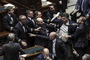 Oppositieleden in het Huis van Afgevaardigden waren vrijdag laaiend dat de begrotingscommissie zich niet had kunnen buigen over 350 amendementen.  beeld EPA, Giuseppe Lami