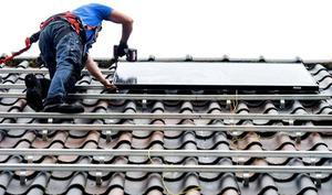 Montage van zonnepanelen op een woning. beeld ANP, Koen van Weel