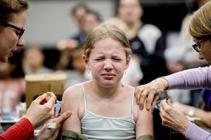 Vaccinatie tegen HPV zou volgens de Gezondheidsraad het aantal vrouwen dat overlijdt aan baarmoederhalskanker kunnen halveren. beeld ANP, Robin Utrecht