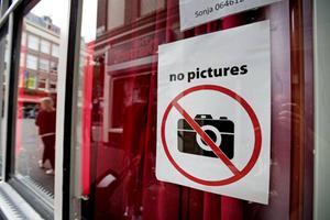 Nederland komt binnenkort met een pooierverbod. Nu Europa nog, vindt CU-SGP. Foto: bordelen op de Wallen in Amsterdam. beeld ANP, Olaf Kraak