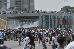 Venezolaanse voorstanders willen met een beroep op de grondwet een Amerikaanse interventie legitimeren, nu het regime de grondrechten van de eigen burgers vertrapt. beeld AFP, Matias Delacroix