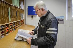 Jan Fransen (68) bekijkt bij welke boeren hij kadavers op moet halen. Na zijn pensioen is hij blijven werken bij kadaververwerker Rendac uit Nijverdal. beeld Henk Visscher