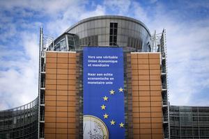 Op 4 december besloten de EU-ministers van financiën tot de oprichting van een permanent fonds dat overdrachten geeft aan lidstaten in financiële en/of economische problemen. Foto: Berlaymontgebouw in Brussel, het hoofdkantoor van de Europese Commissie. beeld ANP, Evert-Jan Daniels