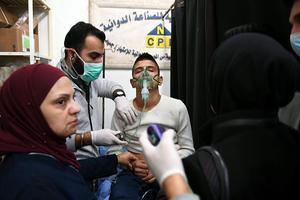 Behandeling van mensen die zijn bestookt met chemische wapens in Aleppo, vorig jaar. beeld AFP