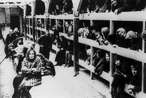 Joodse vrouwen in vernietigingskamp Auschwitz kort na de bevrijding in januari 1945.  beeld ANP