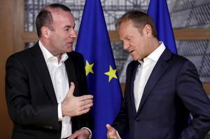 Manfred Weber (l.) was vorige week op bezoek bij de voorzitter van de Europese Raad, Donald Tusk (r.). beeld EPA, Olivier Hoslet